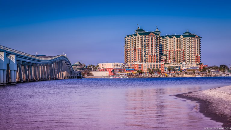 are dogs allowed at the harbor walk destin